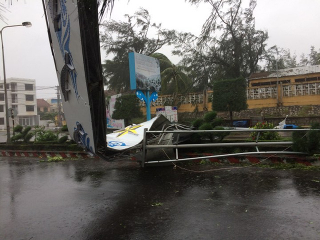 Đường phố ngổn ngang, nhà mất mái, cổng chào đổ sập trong bão