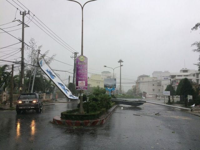 Đường phố ngổn ngang, nhà mất mái, cổng chào đổ sập trong bão Đường phố ngổn ngang, nhà mất mái, cổng chào đổ sập trong bão