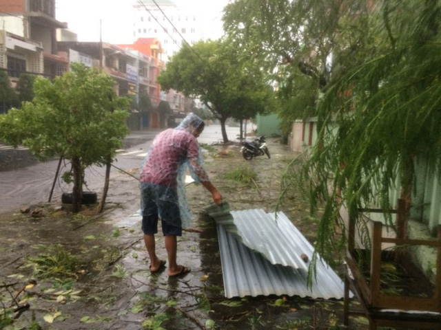 Đường phố ngổn ngang, nhà mất mái, cổng chào đổ sập trong bão