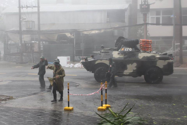 Đường phố ngổn ngang, nhà mất mái, cổng chào đổ sập trong bão