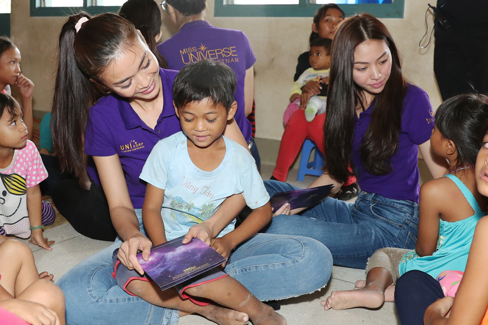 Phạm Hương và thí sinh Hoa hậu Hoàn vũ thăm nhà dân gặp bão số 12