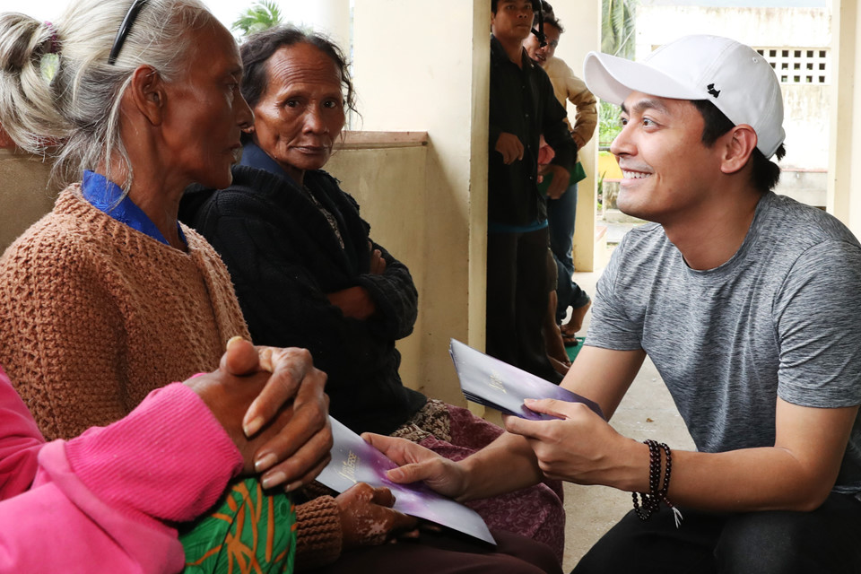 Phạm Hương và thí sinh Hoa hậu Hoàn vũ thăm nhà dân gặp bão số 12