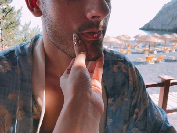 Sau scandal hỗn hào, Hương Giang Idol đăng ảnh khóa môi trai Tây