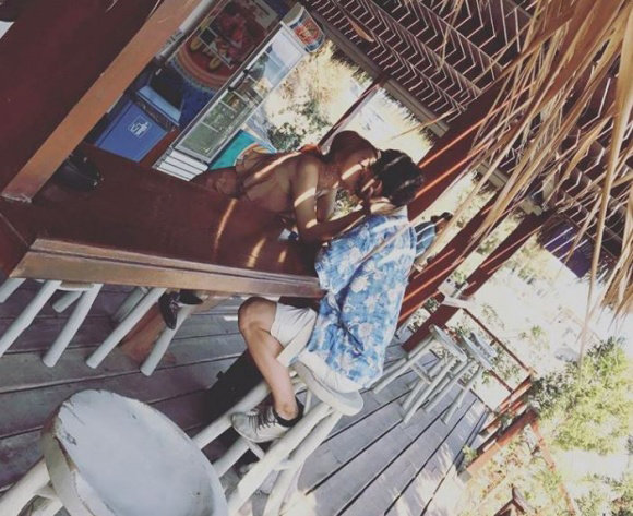 Sau scandal hỗn hào, Hương Giang Idol đăng ảnh khóa môi trai Tây