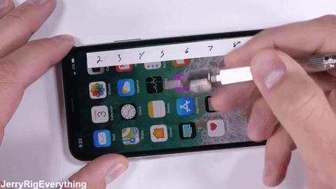 Đây là iPhone X sau khi đập phá: Bẻ cong không gãy, lửa đốt không hỏng, có thể cào xước