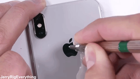 Đây là iPhone X sau khi đập phá: Bẻ cong không gãy, lửa đốt không hỏng, có thể cào xước
