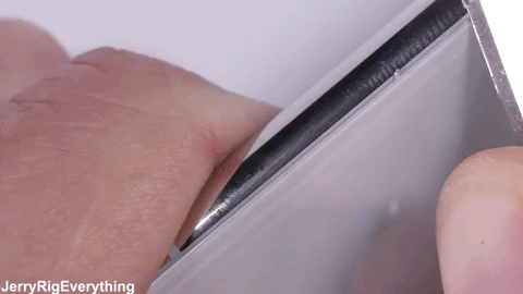 Đây là iPhone X sau khi đập phá: Bẻ cong không gãy, lửa đốt không hỏng, có thể cào xước