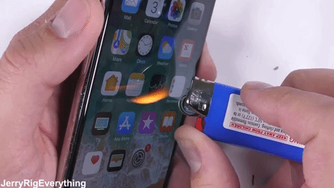 Đây là iPhone X sau khi đập phá: Bẻ cong không gãy, lửa đốt không hỏng, có thể cào xước