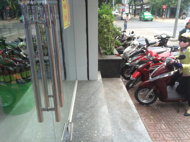 Nữ sinh Sài Gòn bị kẻ biến thái trên xe buýt đuổi đánh rách mí mắt, cha phải đưa đi khâu