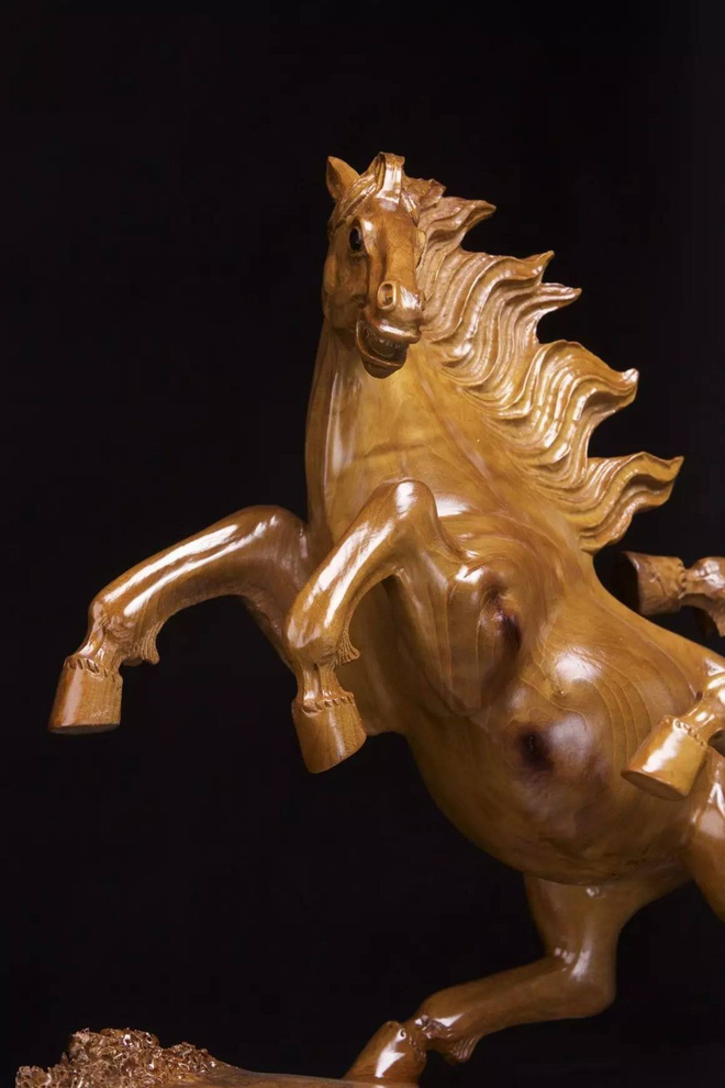 Nhặt được khúc gỗ xấu xí về vứt xó 5 năm, người đàn ông không ngờ đó là gia tài 70 tỷ đồng