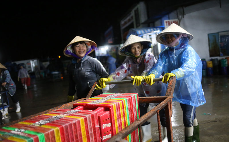 Người dân mưu sinh trong đêm bão