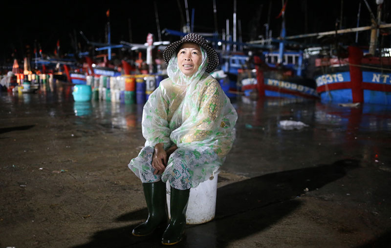 Người dân mưu sinh trong đêm bão