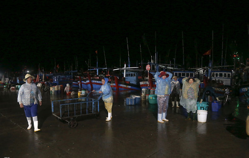 Người dân mưu sinh trong đêm bão