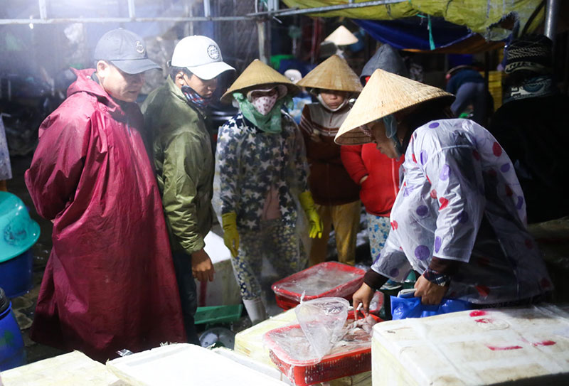 Người dân mưu sinh trong đêm bão