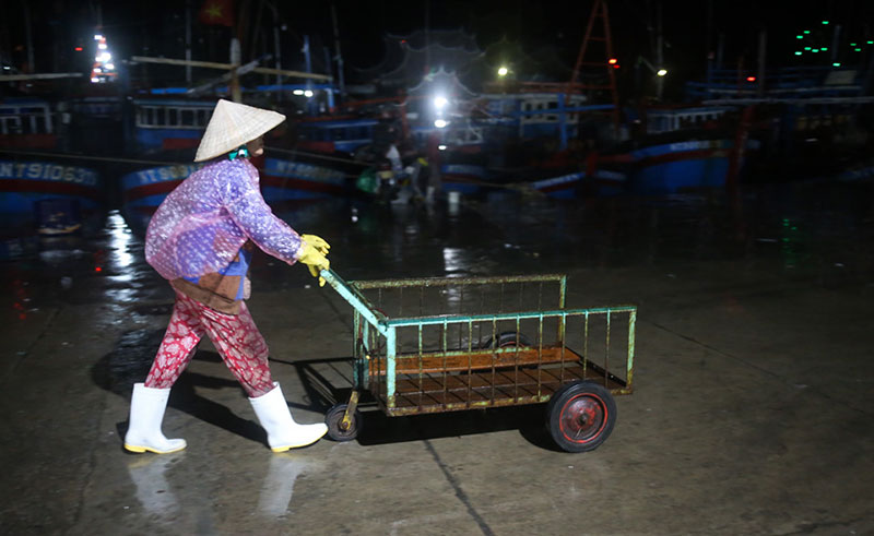 Người dân mưu sinh trong đêm bão