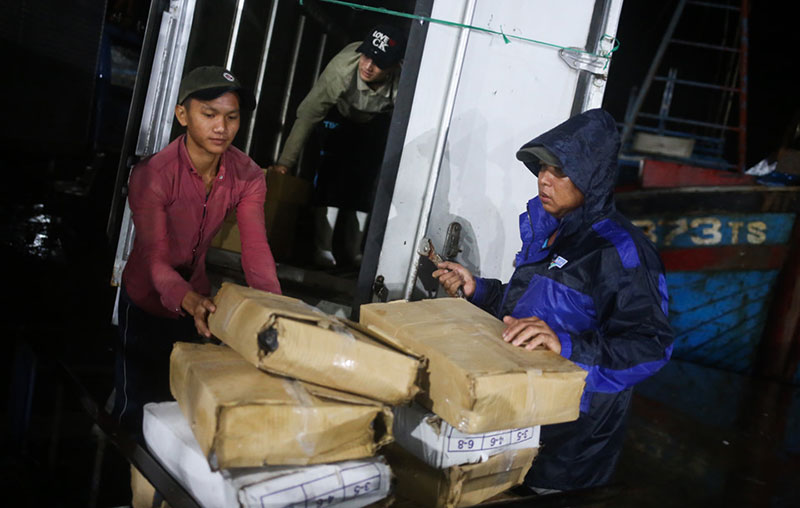 Người dân mưu sinh trong đêm bão