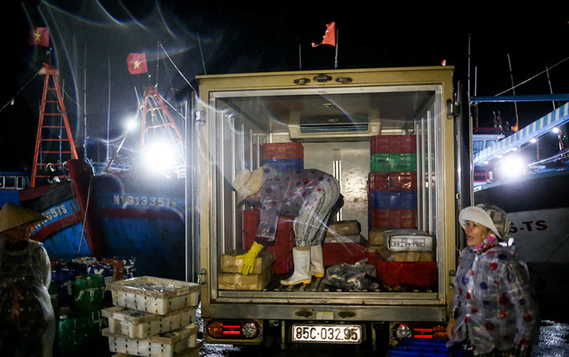 Người dân mưu sinh trong đêm bão