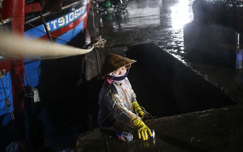 Người dân mưu sinh trong đêm bão