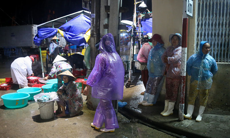 Người dân mưu sinh trong đêm bão