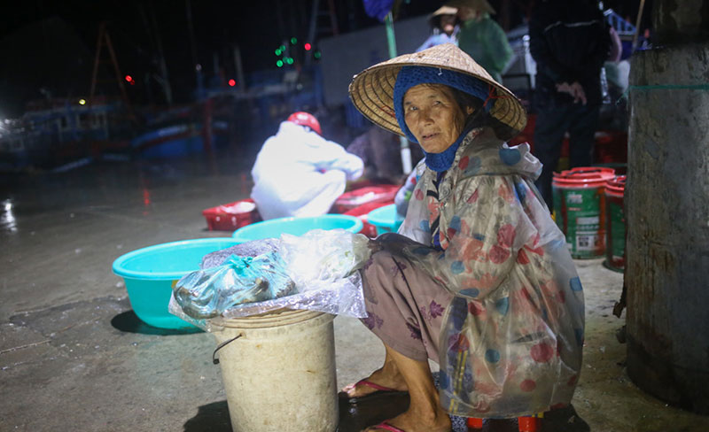 Người dân mưu sinh trong đêm bão