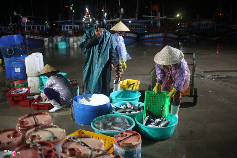 Người dân mưu sinh trong đêm bão