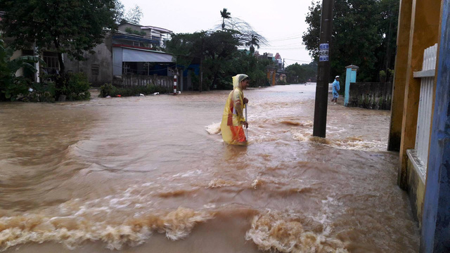 Thủy điện tăng xả trong đêm, Quảng Nam ngập chìm trong lũ