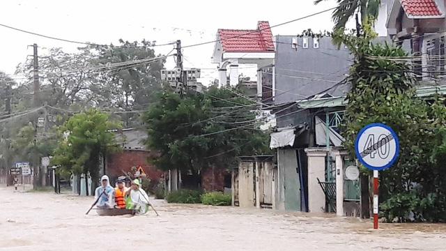 Thủy điện tăng xả trong đêm, Quảng Nam ngập chìm trong lũ