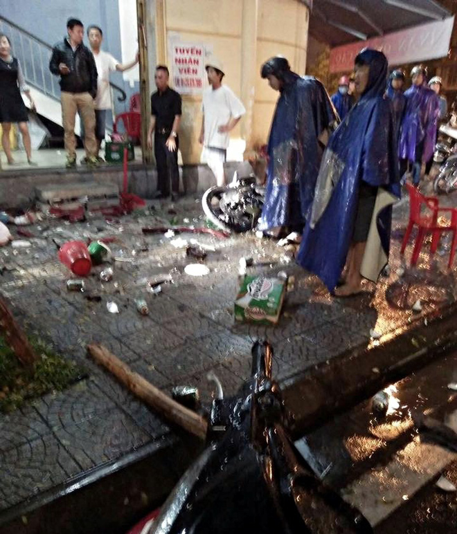 Huế: Ôtô điên gây tai nạn liên hoàn, lao thẳng vào quán nhậu tông chết cô gái trẻ