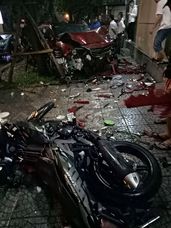 Huế: Ôtô điên gây tai nạn liên hoàn, lao thẳng vào quán nhậu tông chết cô gái trẻ