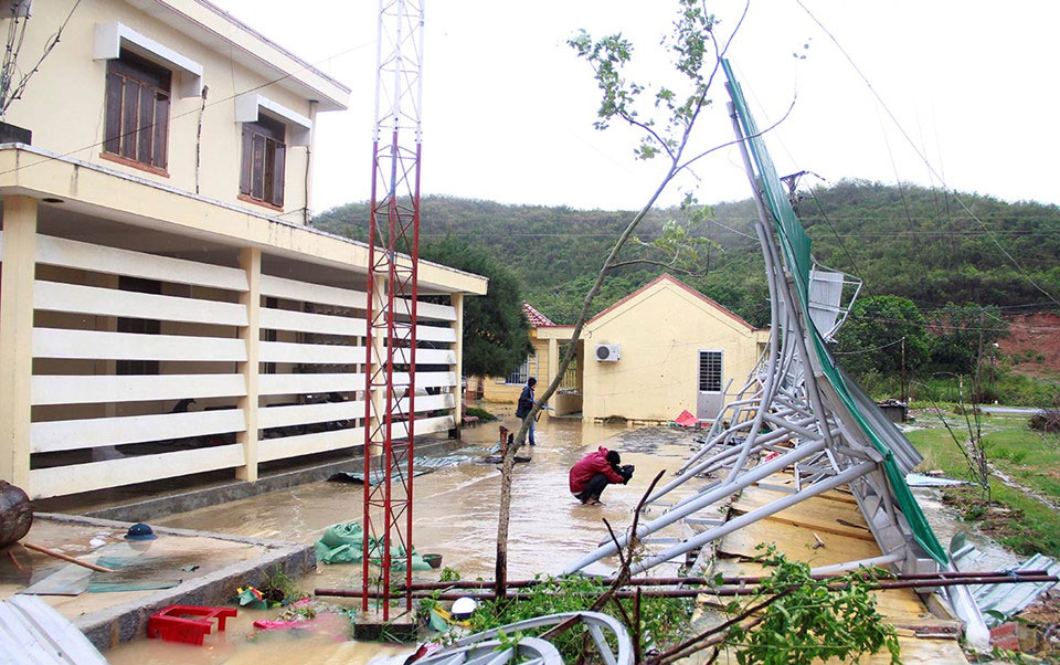 Rốn bão Ninh Hòa tan hoang, 5 người chết