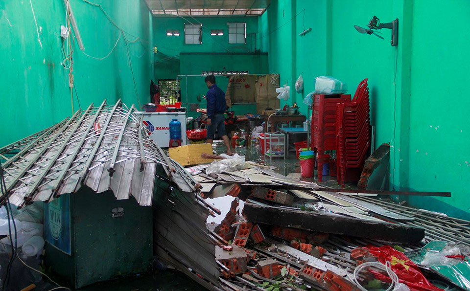 Rốn bão Ninh Hòa tan hoang, 5 người chết