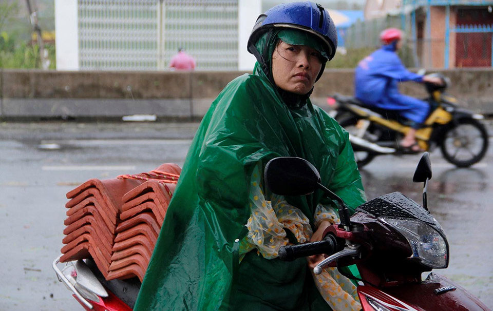 Rốn bão Ninh Hòa tan hoang, 5 người chết