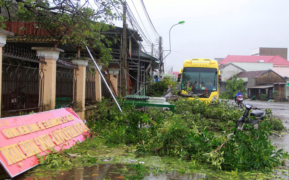 Rốn bão Ninh Hòa tan hoang, 5 người chết