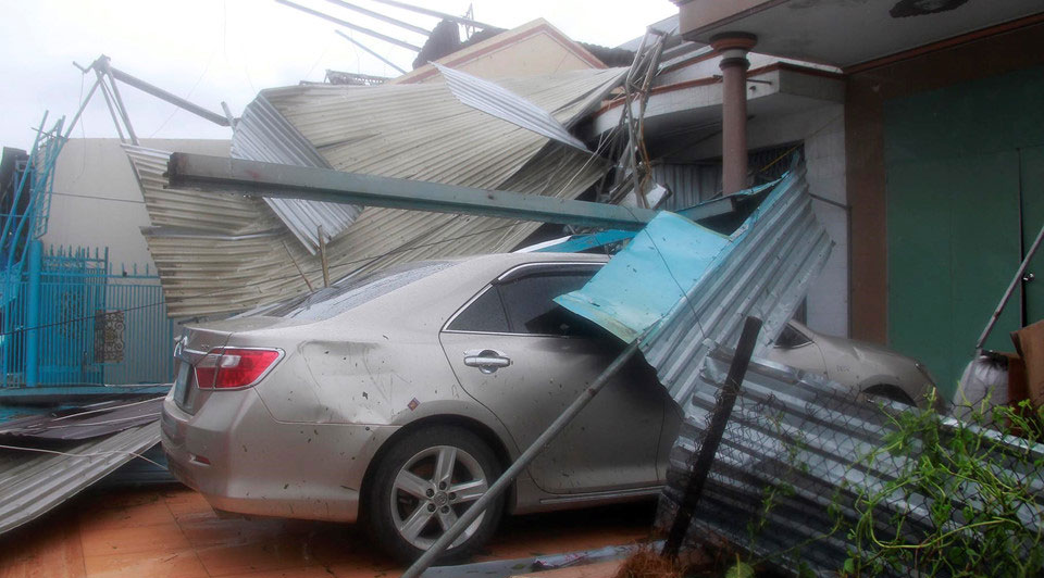 Rốn bão Ninh Hòa tan hoang, 5 người chết