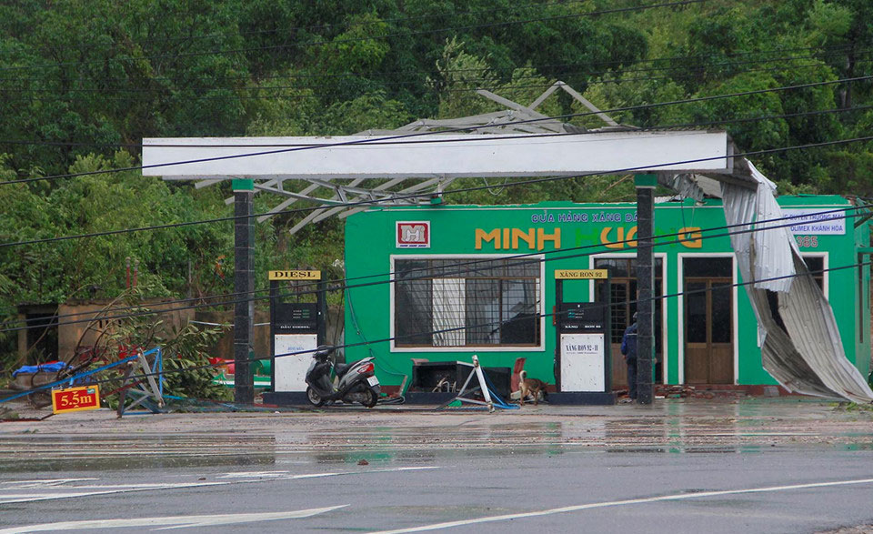 Rốn bão Ninh Hòa tan hoang, 5 người chết