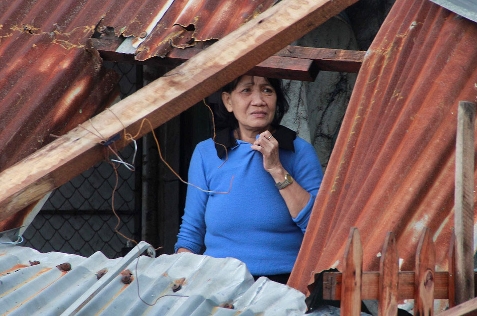 Rốn bão Ninh Hòa tan hoang, 5 người chết