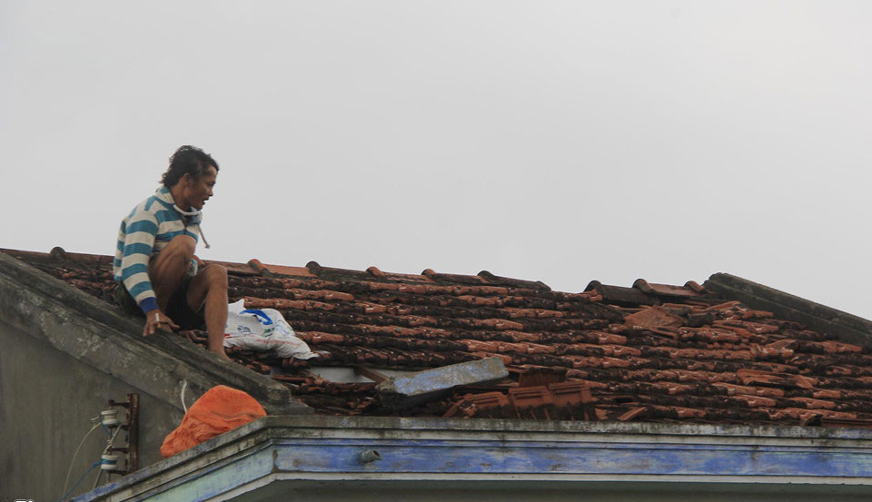 Rốn bão Ninh Hòa tan hoang, 5 người chết