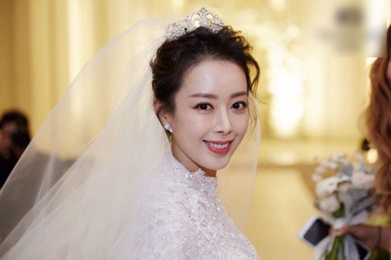 Đám cưới cô út của Những nàng công chúa nổi tiếng: Dàn sao nô nức, bà xã Bae Yong Joon chiếm hết mọi sự chú ý Đám cưới cô út của Những nàng công chúa nổi tiếng: Dàn sao nô nức, bà xã Bae Yong Joon chiếm hết mọi sự chú ý