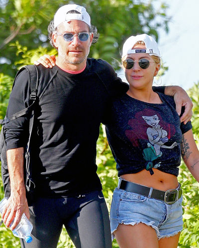 Lady Gaga bất ngờ đính hôn với người tình lớn hơn 17 tuổi Lady Gaga bất ngờ đính hôn với người tình lớn hơn 17 tuổi