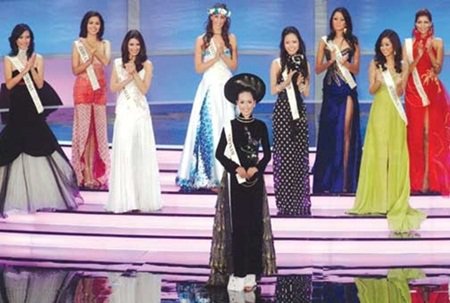 Nàng hậu đăng quang 10 năm vẫn hot và chuyện bị ném đá khi vừa giành vương miện