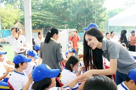 Nàng hậu đăng quang 10 năm vẫn hot và chuyện bị ném đá khi vừa giành vương miện Nàng hậu đăng quang 10 năm vẫn hot và chuyện bị ném đá khi vừa giành vương miện