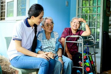 Nàng hậu đăng quang 10 năm vẫn hot và chuyện bị ném đá khi vừa giành vương miện