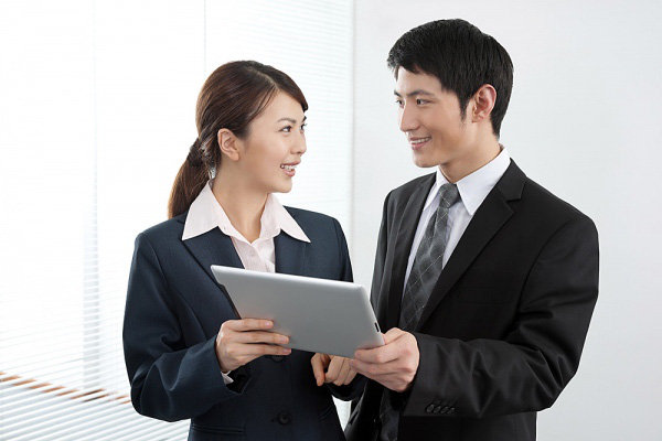 Bàng hoàng phát hiện ảnh nóng của chồng trong điện thoại cô bạn thân