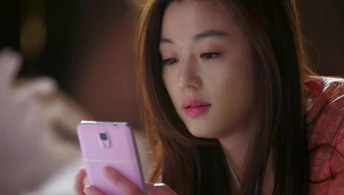 Bàng hoàng phát hiện ảnh nóng của chồng trong điện thoại cô bạn thân