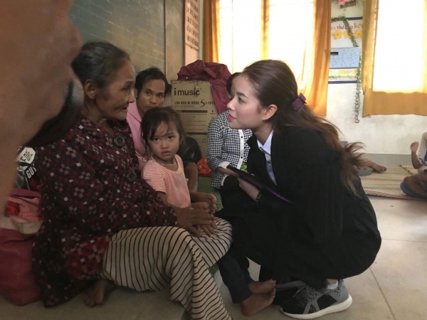 Hoa hậu Phạm Hương thăm hỏi cư dân vùng bão lũ, không ngần ngại quét dọn giúp mọi người