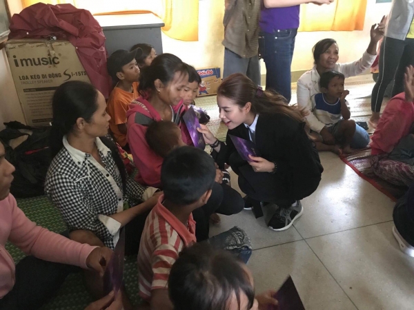 Hoa hậu Phạm Hương thăm hỏi cư dân vùng bão lũ, không ngần ngại quét dọn giúp mọi người