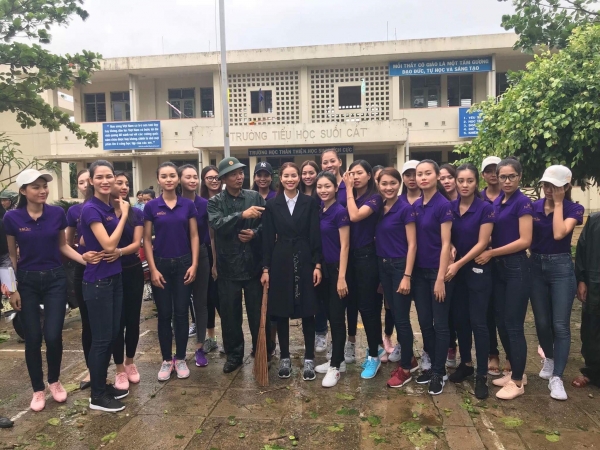 Hoa hậu Phạm Hương thăm hỏi cư dân vùng bão lũ, không ngần ngại quét dọn giúp mọi người