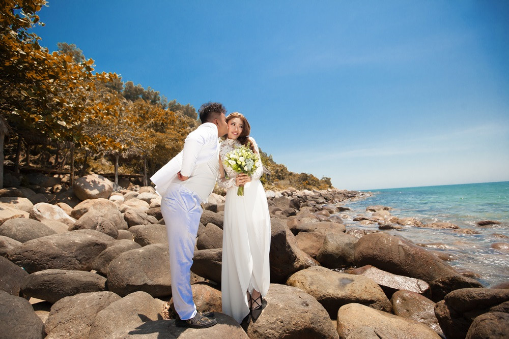 Ảnh cưới vui nhộn của Vinh Râu FAPtv và bạn gái xinh đẹp