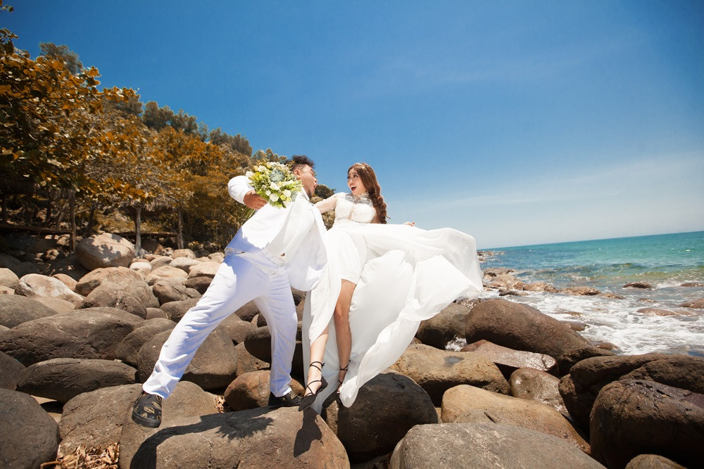 Ảnh cưới vui nhộn của Vinh Râu FAPtv và bạn gái xinh đẹp