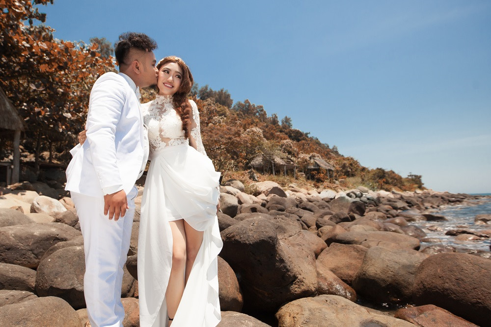 Ảnh cưới vui nhộn của Vinh Râu FAPtv và bạn gái xinh đẹp